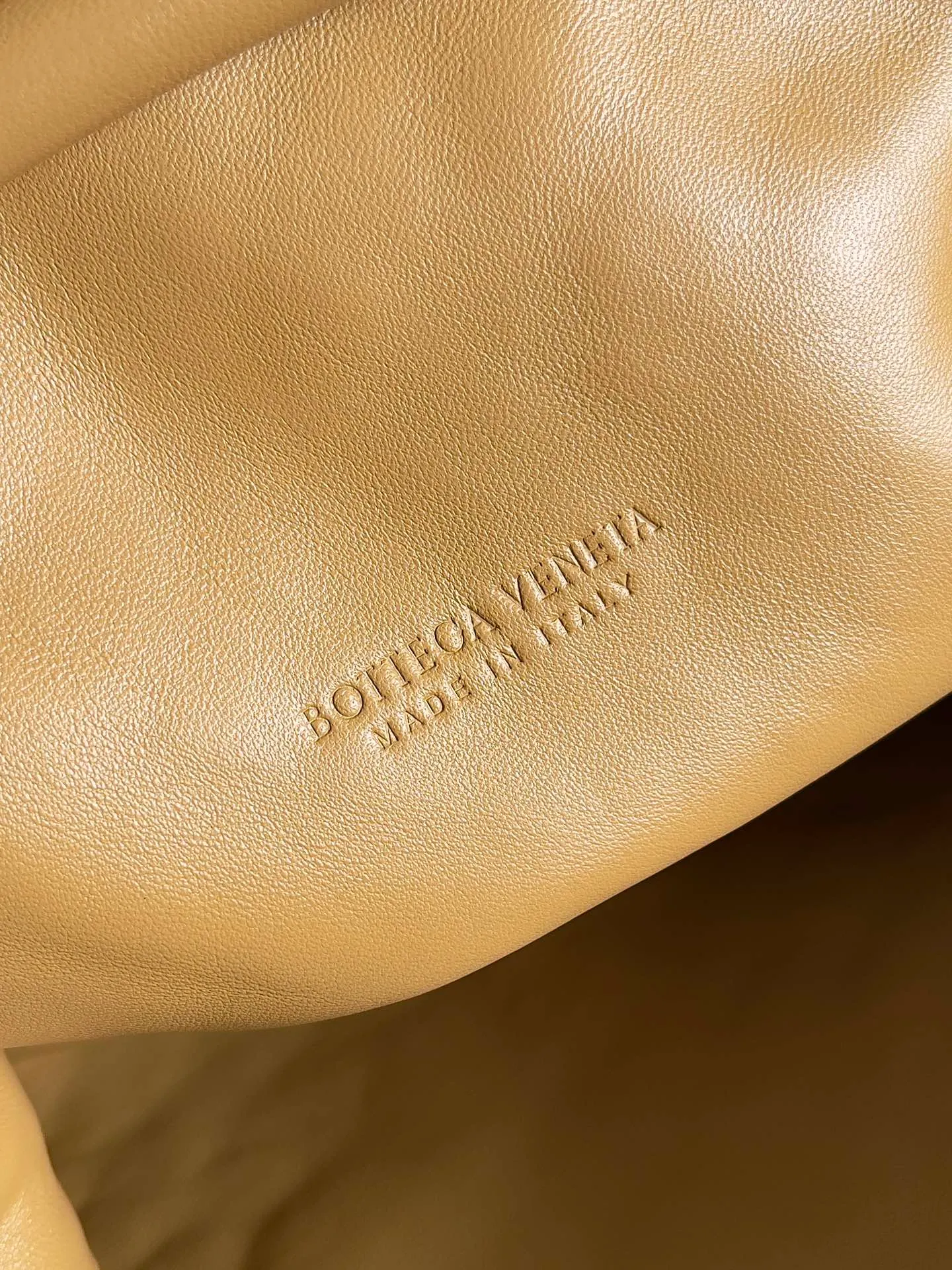 Batch 2260 BOTTEGA VENETA Lady's LAUREN CLUTCH Chain Clutch was inspired by 40 years ago. It is a perfect fusion of classic and modern bags. It is effortless and fashionable for any occasion and at any time. The newly added detachable metal chain allows people to have more ways to carry it. It is grand and elegant. Style No.: 785807 Size: 31.5*16.5*11cm